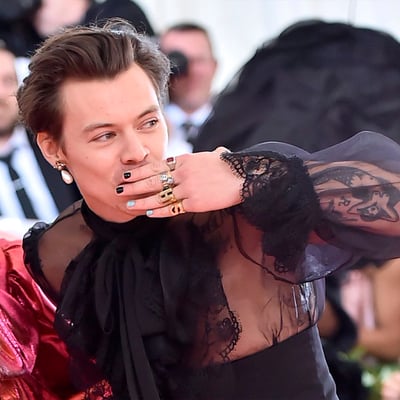 harry styles unghie colorate